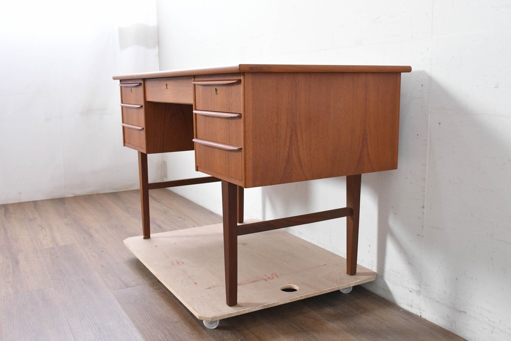 デンマークヴィンテージ　背面まで美しいチーク材のパートナーデスク　(R-087101)