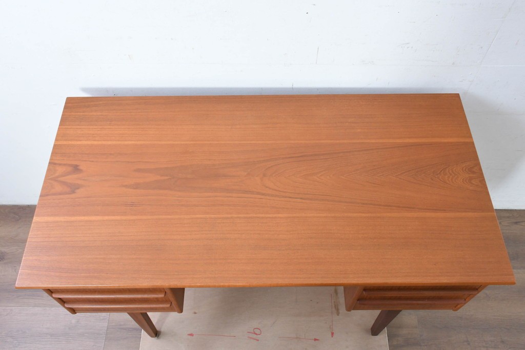 デンマークヴィンテージ　背面まで美しいチーク材のパートナーデスク　(R-087101)