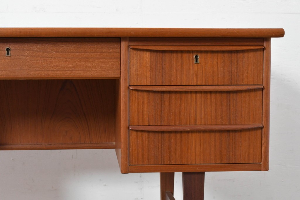 デンマークヴィンテージ　背面まで美しいチーク材のパートナーデスク　(R-087101)