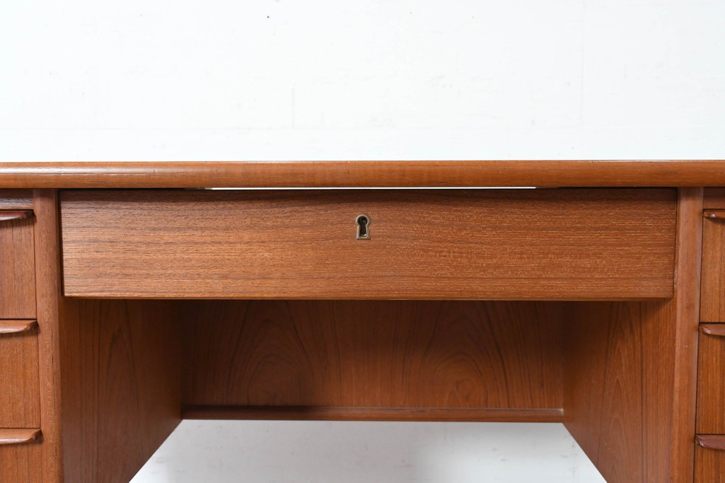 デンマークヴィンテージ　背面まで美しいチーク材のパートナーデスク　(R-087101)