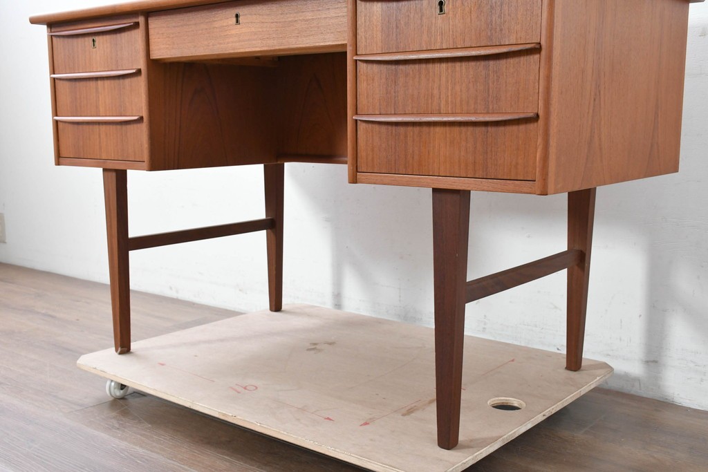 デンマークヴィンテージ　背面まで美しいチーク材のパートナーデスク　(R-087101)