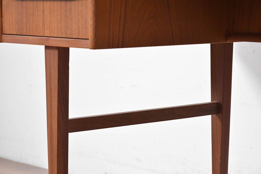 デンマークヴィンテージ　背面まで美しいチーク材のパートナーデスク　(R-087101)