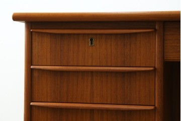 デンマークヴィンテージ　1960年から1970年頃　背面まで美しいチーク材のパートナーデスク　(R-087101)