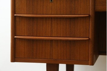 デンマークヴィンテージ　1960年から1970年頃　背面まで美しいチーク材のパートナーデスク　(R-087101)