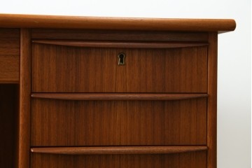 デンマークヴィンテージ　1960年から1970年頃　背面まで美しいチーク材のパートナーデスク　(R-087101)