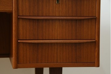 デンマークヴィンテージ　1960年から1970年頃　背面まで美しいチーク材のパートナーデスク　(R-087101)