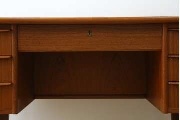 デンマークヴィンテージ　1960年から1970年頃　背面まで美しいチーク材のパートナーデスク　(R-087101)