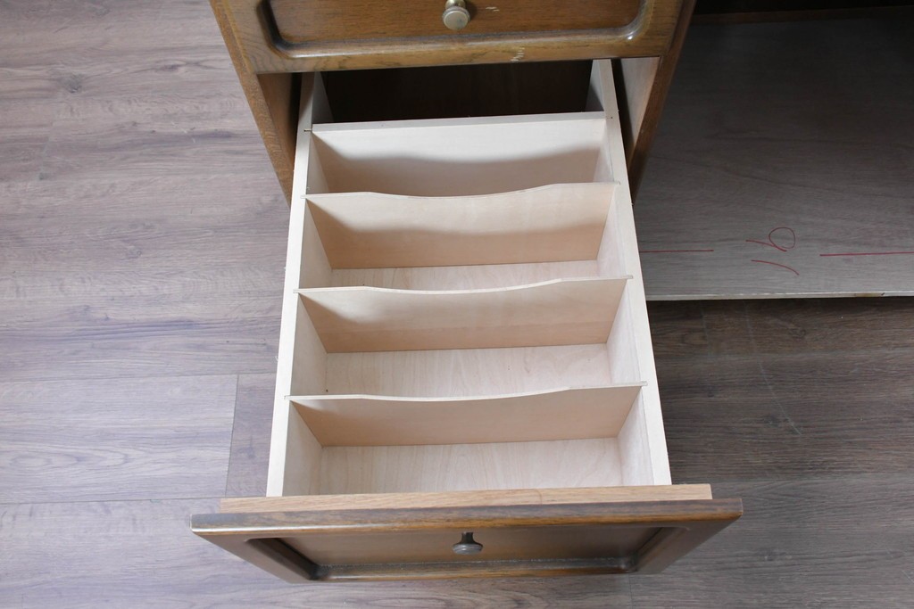 中古　カリモク家具(karimoku)　希少な廃番品!　書斎に映える収納力のある両袖デスク　(R-087102)