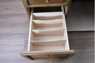 中古　カリモク家具(karimoku)　希少な廃番品!　書斎に映える収納力のある両袖デスク　(R-087102)