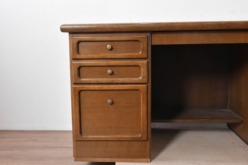 中古　カリモク家具(karimoku)　希少な廃番品!　書斎に映える収納力のある両袖デスク　(R-087102)