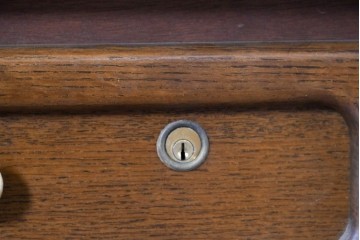 中古　カリモク家具(karimoku)　希少な廃番品!　書斎に映える収納力のある両袖デスク　(R-087102)