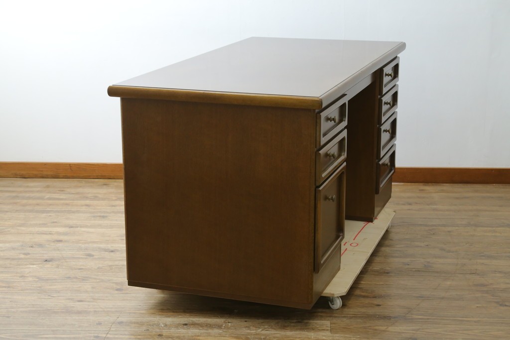 中古　カリモク家具(karimoku)　希少な廃番品!　大小8杯の引き出しを備えた両袖デスク　(R-087102)