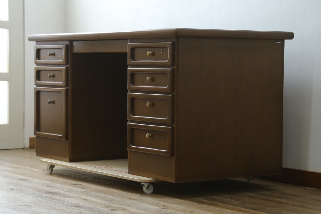 中古　カリモク家具(karimoku)　希少な廃番品!　大小8杯の引き出しを備えた両袖デスク　(R-087102)