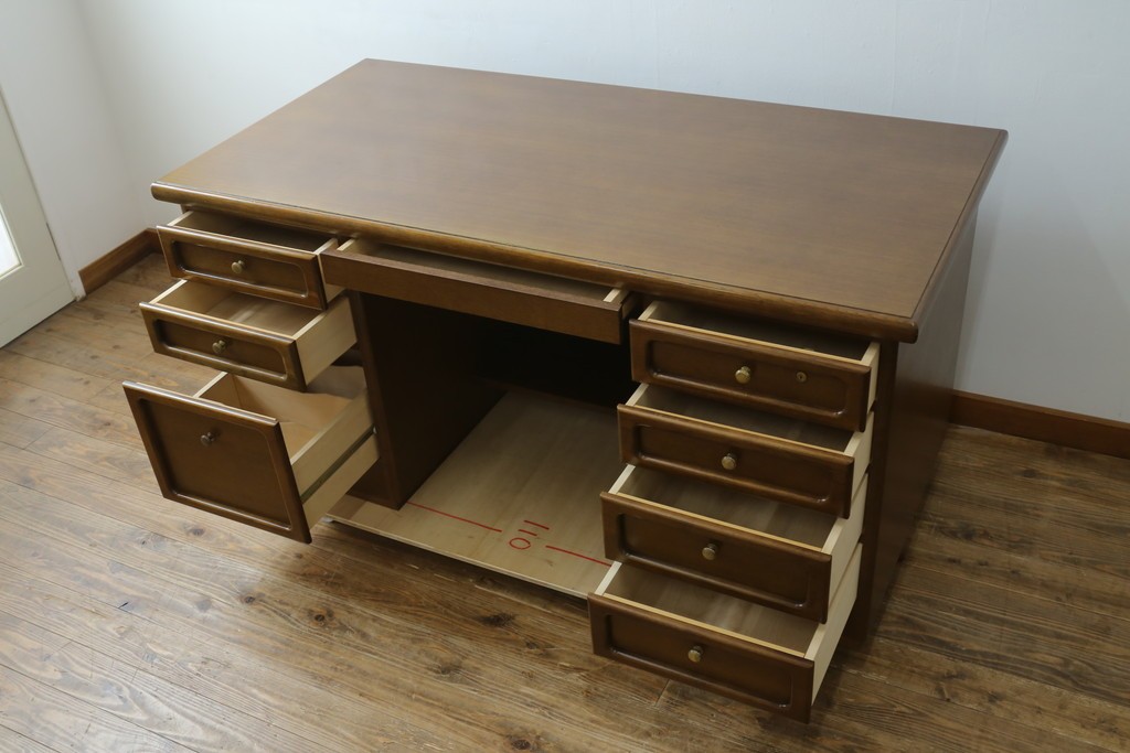 中古　カリモク家具(karimoku)　希少な廃番品!　大小8杯の引き出しを備えた両袖デスク　(R-087102)
