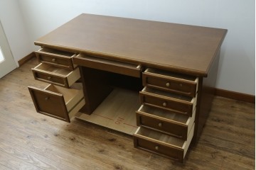 中古　カリモク家具(karimoku)　希少な廃番品!　大小8杯の引き出しを備えた両袖デスク　(R-087102)