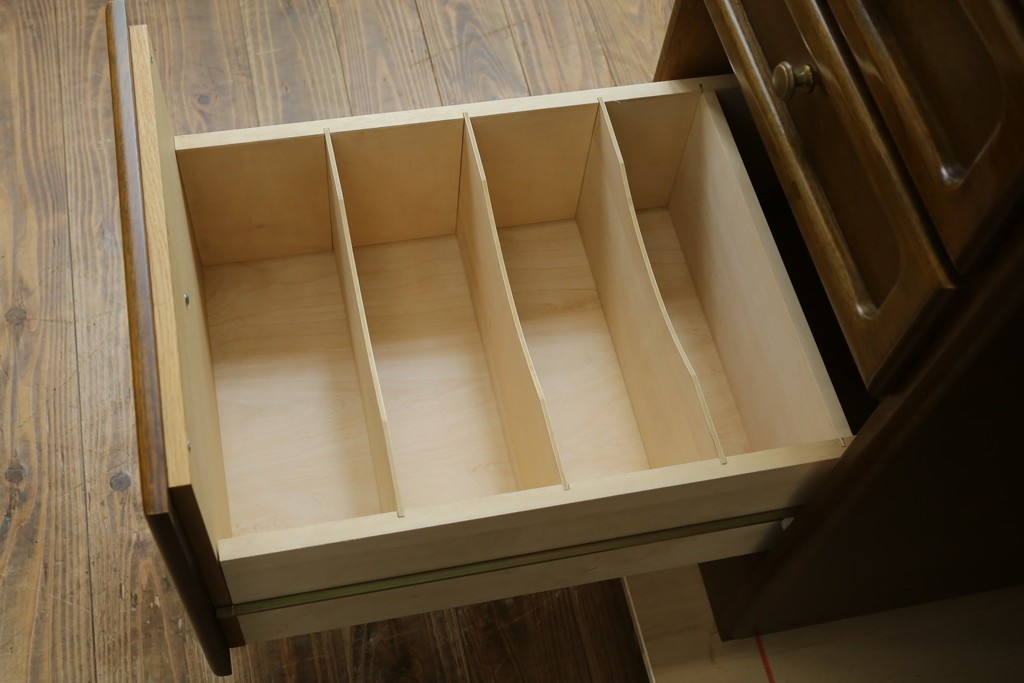 中古　カリモク家具(karimoku)　希少な廃番品!　大小8杯の引き出しを備えた両袖デスク　(R-087102)