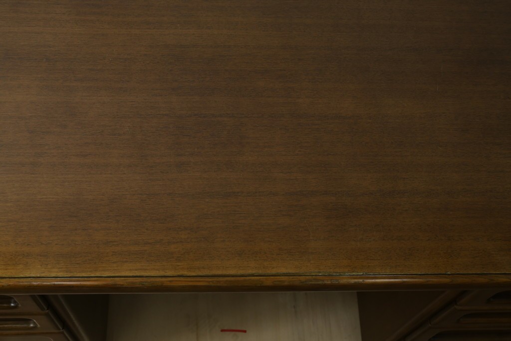 中古　カリモク家具(karimoku)　希少な廃番品!　大小8杯の引き出しを備えた両袖デスク　(R-087102)