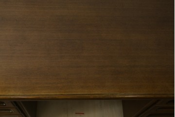 中古　カリモク家具(karimoku)　希少な廃番品!　大小8杯の引き出しを備えた両袖デスク　(R-087102)