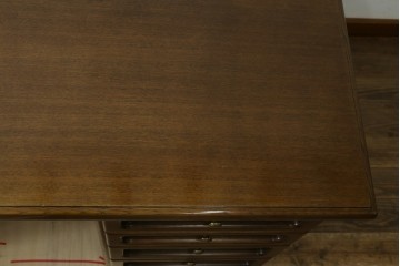 中古　カリモク家具(karimoku)　希少な廃番品!　大小8杯の引き出しを備えた両袖デスク　(R-087102)