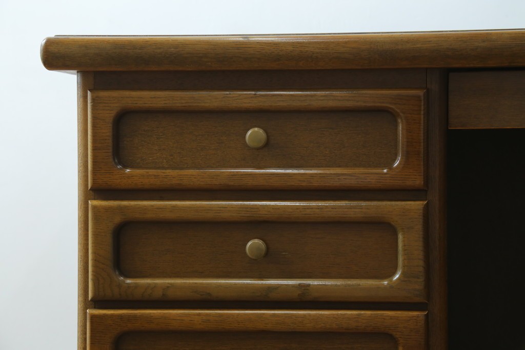 中古　カリモク家具(karimoku)　希少な廃番品!　大小8杯の引き出しを備えた両袖デスク　(R-087102)