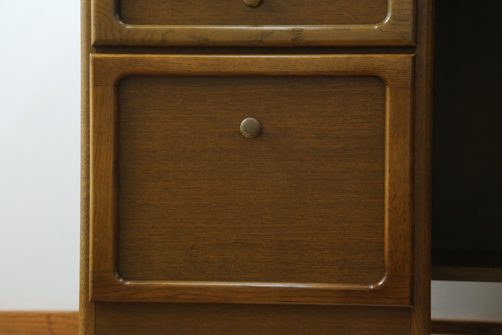 中古　カリモク家具(karimoku)　希少な廃番品!　大小8杯の引き出しを備えた両袖デスク　(R-087102)