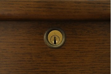 中古　カリモク家具(karimoku)　希少な廃番品!　大小8杯の引き出しを備えた両袖デスク　(R-087102)