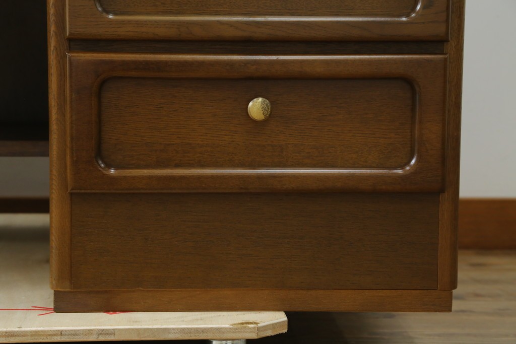 中古　カリモク家具(karimoku)　希少な廃番品!　大小8杯の引き出しを備えた両袖デスク　(R-087102)