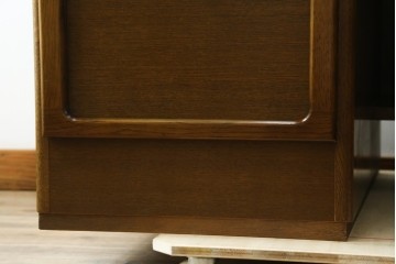 中古　カリモク家具(karimoku)　希少な廃番品!　大小8杯の引き出しを備えた両袖デスク　(R-087102)