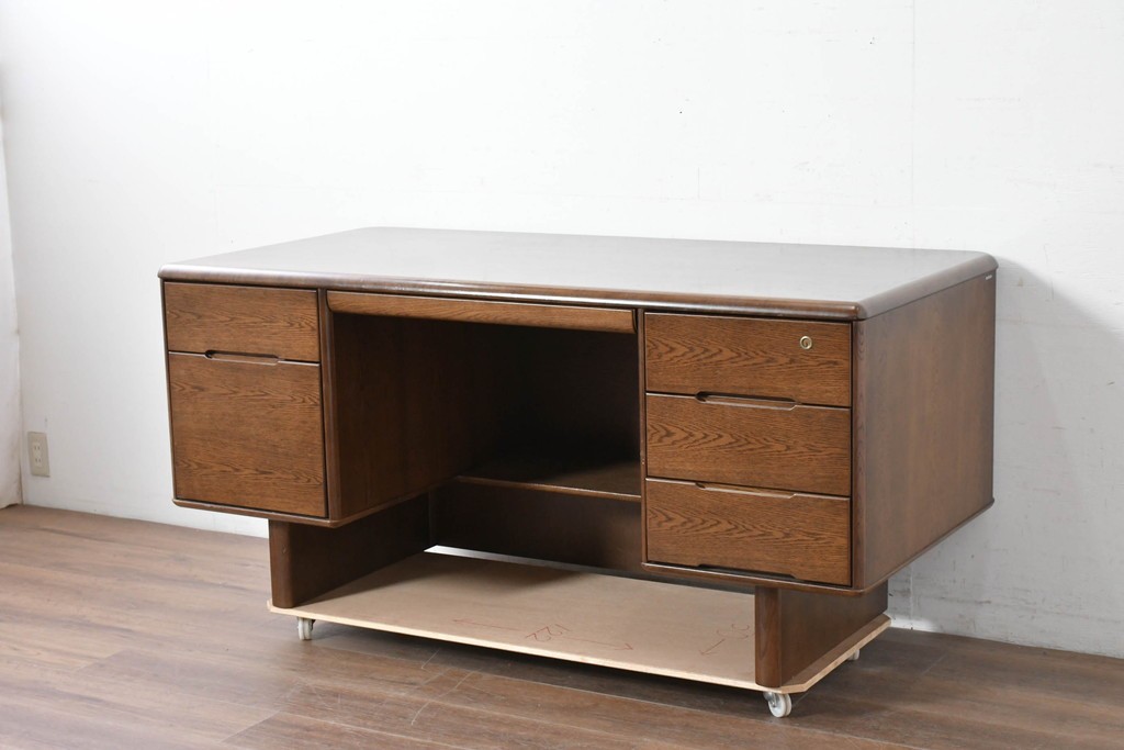 中古　カリモク家具　オーク材　ミッドセンチュリーデザインの洗練された両袖デスク　(R-087103)