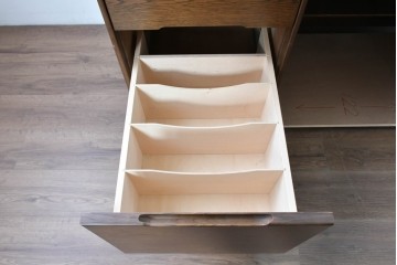 中古　カリモク家具　オーク材　ミッドセンチュリーデザインの洗練された両袖デスク　(R-087103)