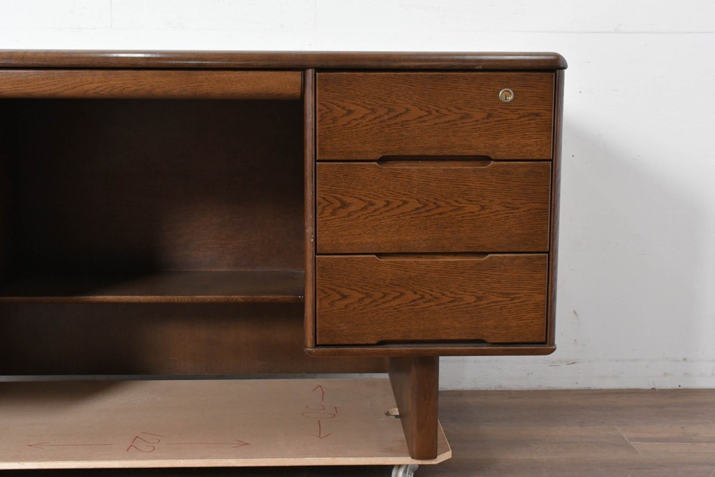 中古　カリモク家具　オーク材　ミッドセンチュリーデザインの洗練された両袖デスク　(R-087103)