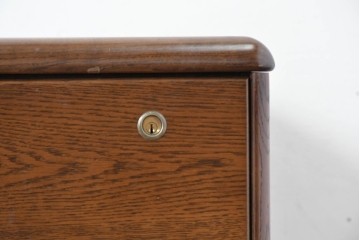 中古　カリモク家具　オーク材　ミッドセンチュリーデザインの洗練された両袖デスク　(R-087103)