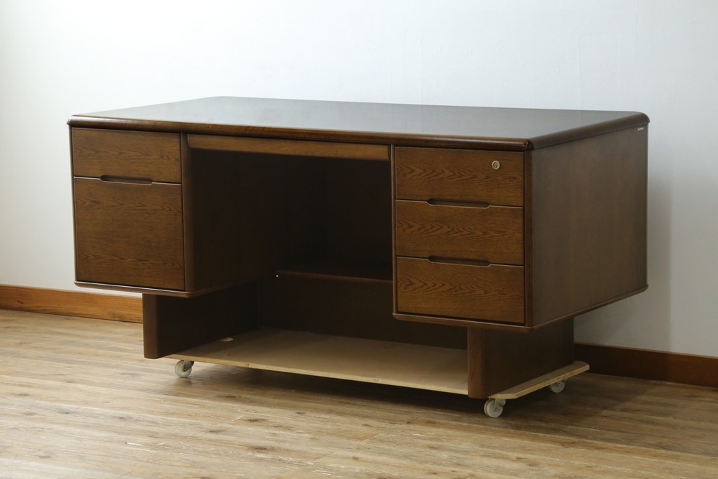 中古　カリモク家具(karimoku)　オーク材　ミッドセンチュリーデザインの両袖デスク　(R-087103)