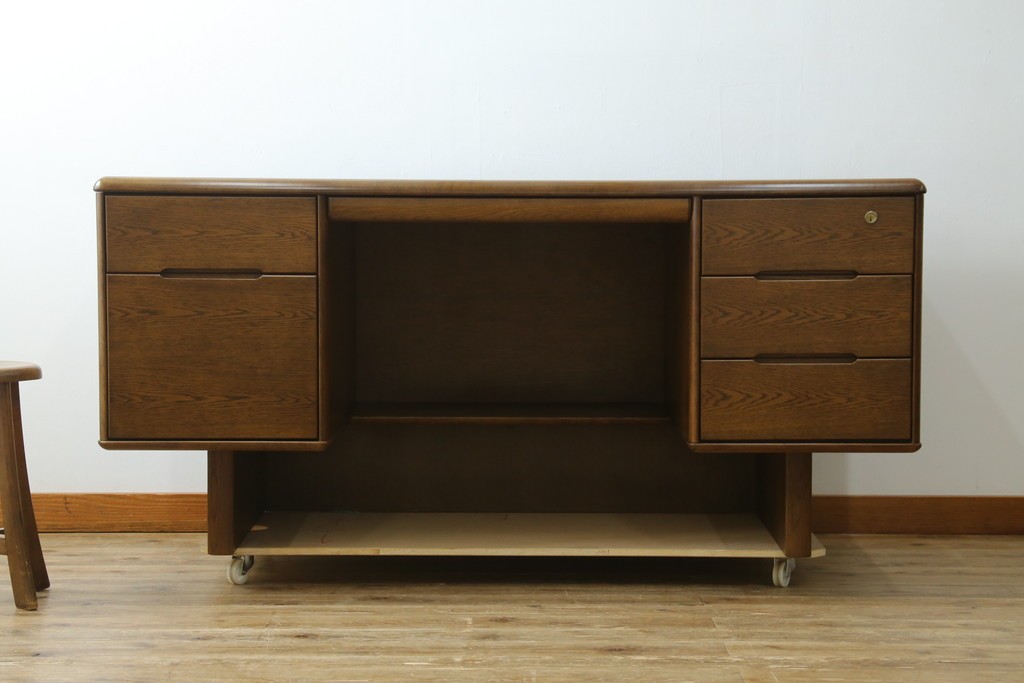 中古　カリモク家具(karimoku)　オーク材　ミッドセンチュリーデザインの両袖デスク　(R-087103)