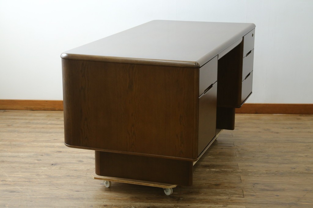 中古　カリモク家具(karimoku)　オーク材　ミッドセンチュリーデザインの両袖デスク　(R-087103)