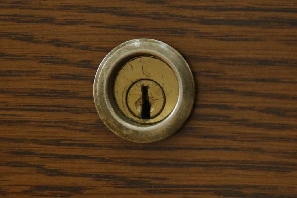 中古　カリモク家具(karimoku)　オーク材　ミッドセンチュリーデザインの両袖デスク　(R-087103)
