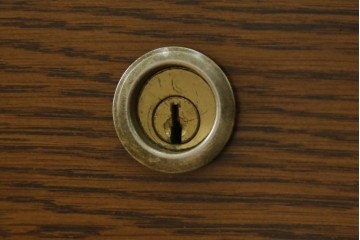 中古　カリモク家具(karimoku)　オーク材　ミッドセンチュリーデザインの両袖デスク　(R-087103)