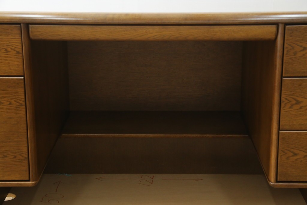 中古　カリモク家具(karimoku)　オーク材　ミッドセンチュリーデザインの両袖デスク　(R-087103)