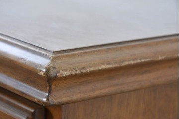 中古　カリモク家具(karimoku)　オーク材　上品な装飾金具が目を引く両袖机　(R-087104)