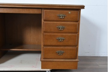 中古　カリモク家具(karimoku)　オーク材　上品な装飾金具が目を引く両袖机　(R-087104)