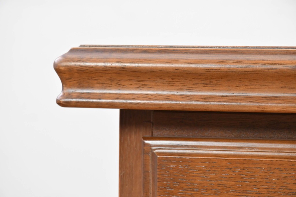 中古　カリモク家具(karimoku)　オーク材　上品な装飾金具が目を引く両袖机　(R-087104)