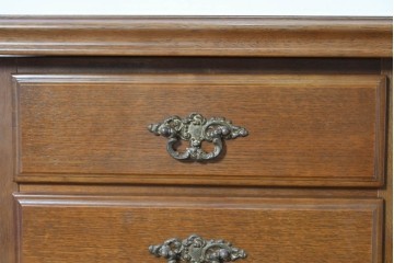 中古　カリモク家具(karimoku)　オーク材　上品な装飾金具が目を引く両袖机　(R-087104)