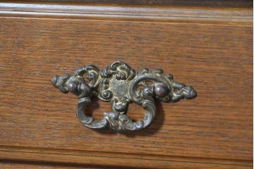 中古　カリモク家具(karimoku)　オーク材　上品な装飾金具が目を引く両袖机　(R-087104)