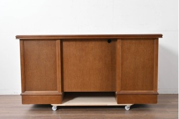 中古　カリモク家具(karimoku)　オーク材　上品な装飾金具が目を引く両袖机　(R-087104)