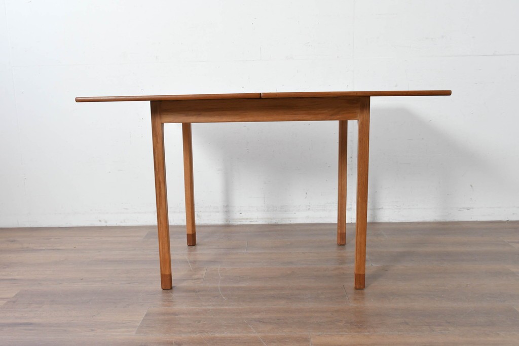 デンマークヴィンテージ　Soborg Mobelfabrik(ソボー・モベルファブリク)　Borge Mogensen(ボーエ・モーエンセン)デザイン　チーク材×オーク材の収納付きエクステンションテーブル　(R-087107)