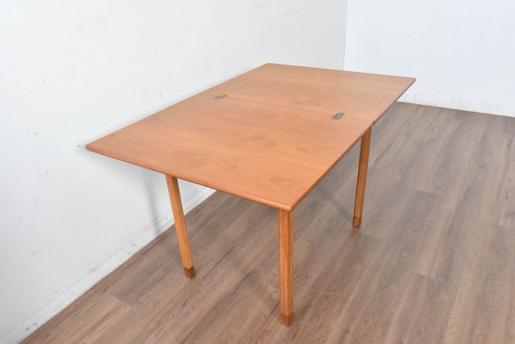 デンマークヴィンテージ　Soborg Mobelfabrik(ソボー・モベルファブリク)　Borge Mogensen(ボーエ・モーエンセン)デザイン　チーク材×オーク材の収納付きエクステンションテーブル　(R-087107)