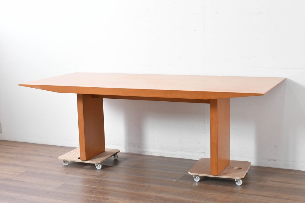 中古　arflex(アルフレックス)　TAVOLO VOLO(タボロ・ボーロ)　シャープなフォルムが印象的なダイニングテーブル　(R-087113)