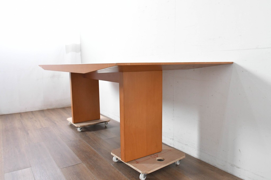 中古　arflex(アルフレックス)　TAVOLO VOLO(タボロ・ボーロ)　シャープなフォルムが印象的なダイニングテーブル　(R-087113)