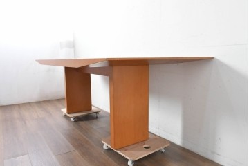 中古　arflex(アルフレックス)　TAVOLO VOLO(タボロ・ボーロ)　シャープなフォルムが印象的なダイニングテーブル　(R-087113)