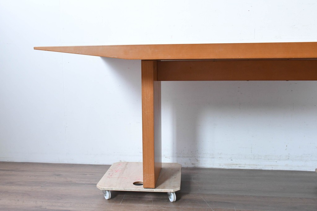 中古　arflex(アルフレックス)　TAVOLO VOLO(タボロ・ボーロ)　シャープなフォルムが印象的なダイニングテーブル　(R-087113)